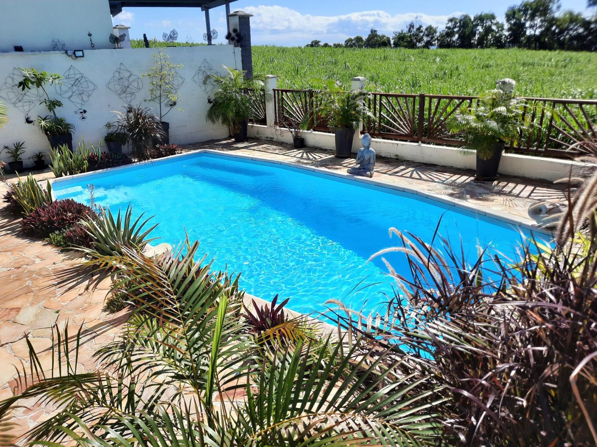 Joli Appartement, Piscine, Jacuzzi Sainte-Suzanne Bagian luar foto