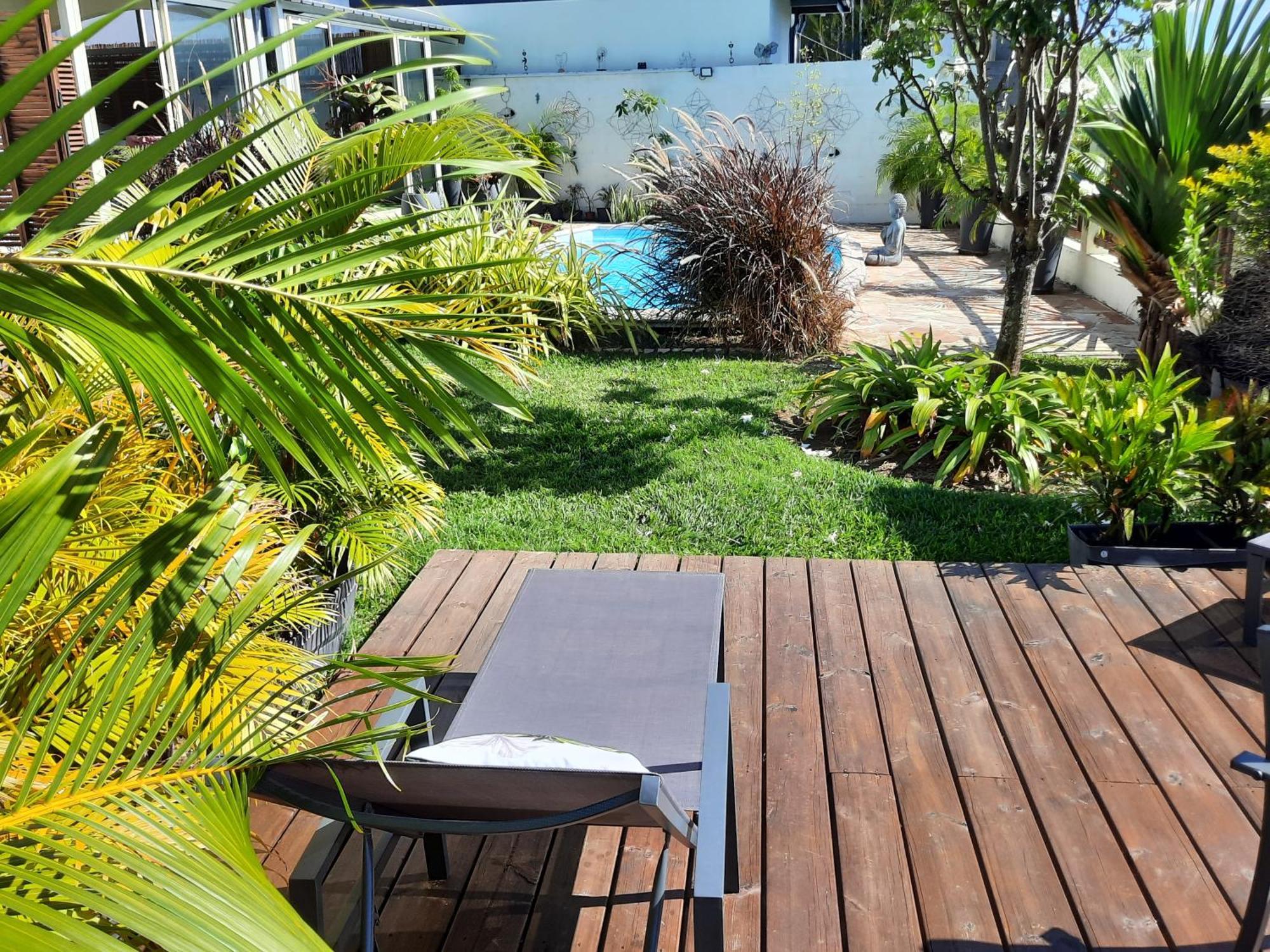 Joli Appartement, Piscine, Jacuzzi Sainte-Suzanne Bagian luar foto
